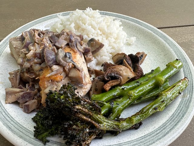 Kyllingfilet med broccolini og soppsaus